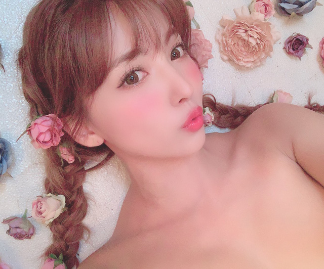 Yua Mikami khoe vẻ đẹp căng tròn tuổi 27.